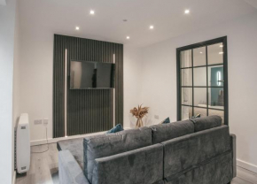 Town Centre apartment with private patio - Near Airport & Train Station